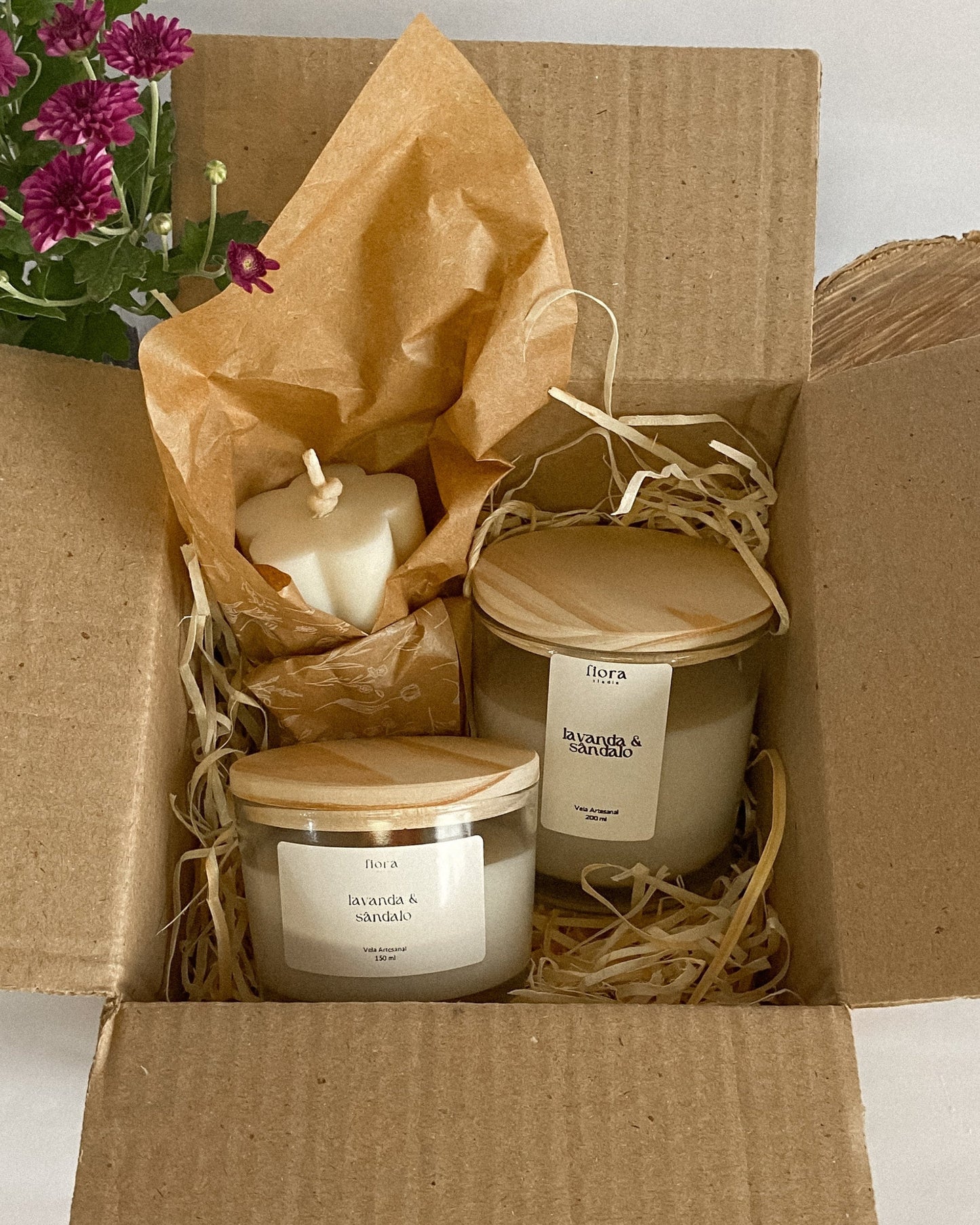 Kit Ritual Fiora – 2 Velas Aromáticas + Pilar de Flor