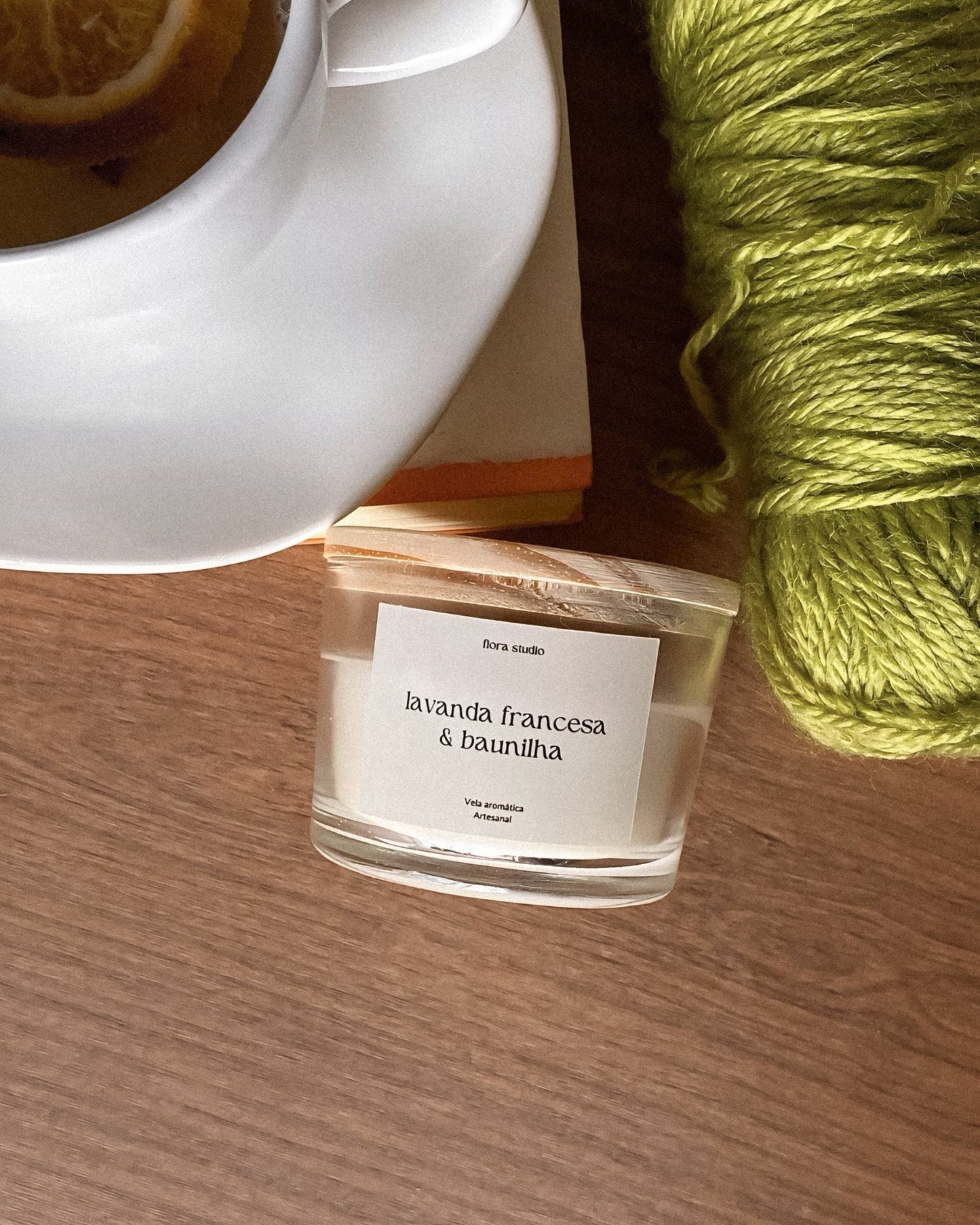 Kit Ritual Fiora – 2 Velas Aromáticas + Pilar de Flor