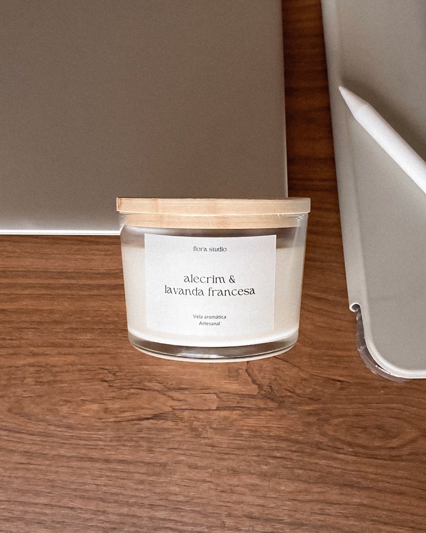 Kit Ritual Fiora – 2 Velas Aromáticas + Pilar de Flor