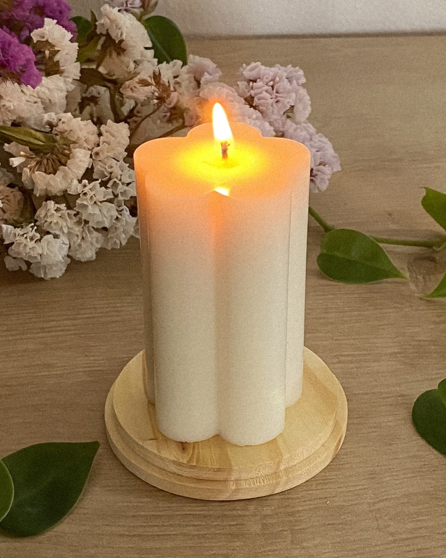 Kit Ritual Fiora – 2 Velas Aromáticas + Pilar de Flor